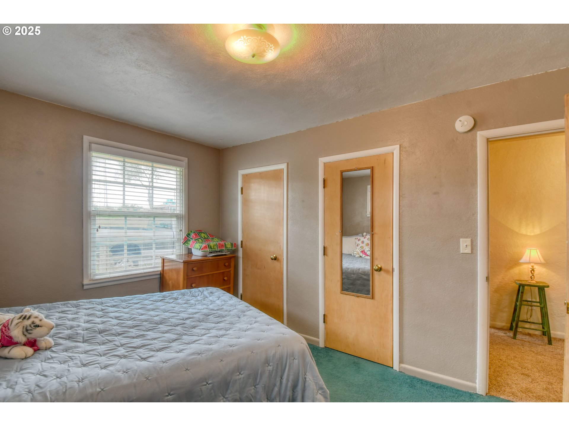728 Southeast 6th Street Pendleton, OR 97801 - Photo 13 of 34 a bedroom with a bed and a lamp with window