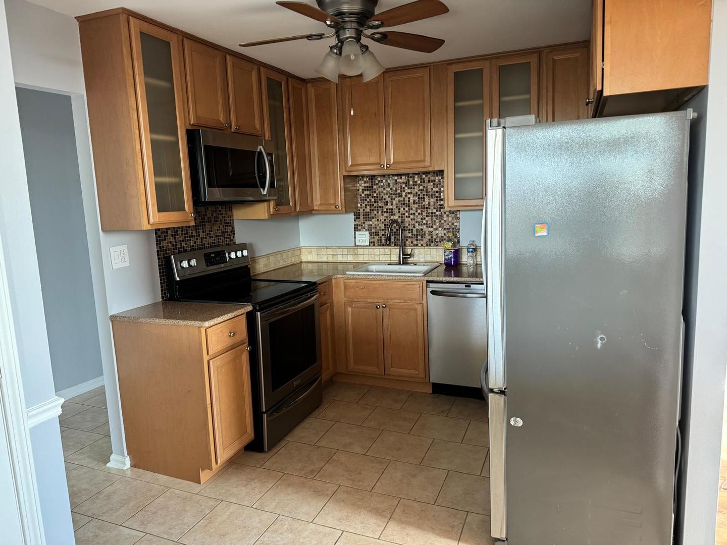 101 Bar Harbour Road, Unit 6A Schaumburg, IL 60193 - Photo 29 of 32 a kitchen with a refrigerator stove and microwave