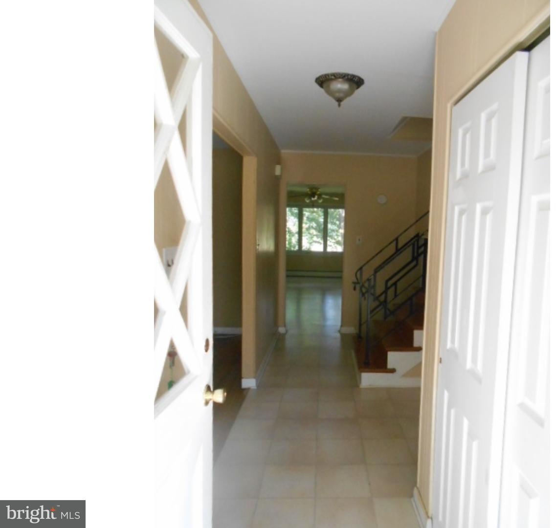 949 Edwards Drive Springfield, PA 19064 - Photo 2 of 19 Foyer