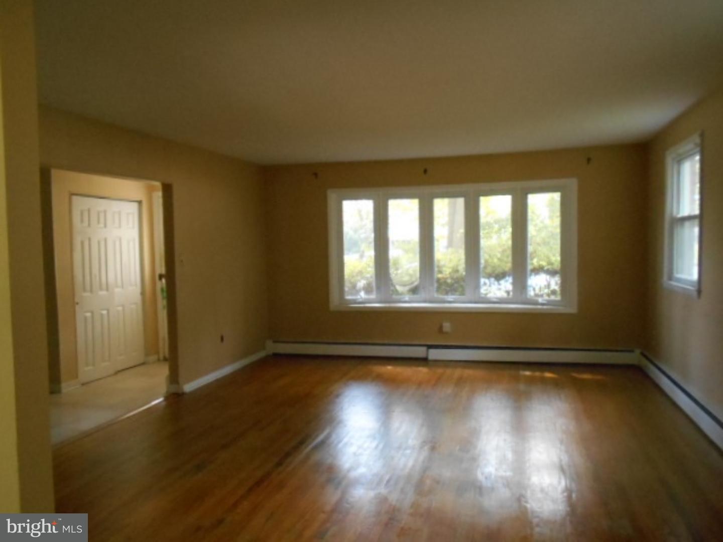 949 Edwards Drive Springfield, PA 19064 - Photo 3 of 19 Living Room