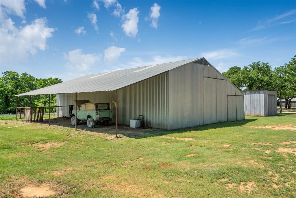 3377 Lodge Creek Road Henrietta, TX 76365 - Photo 30 of 40 a backyard of a house