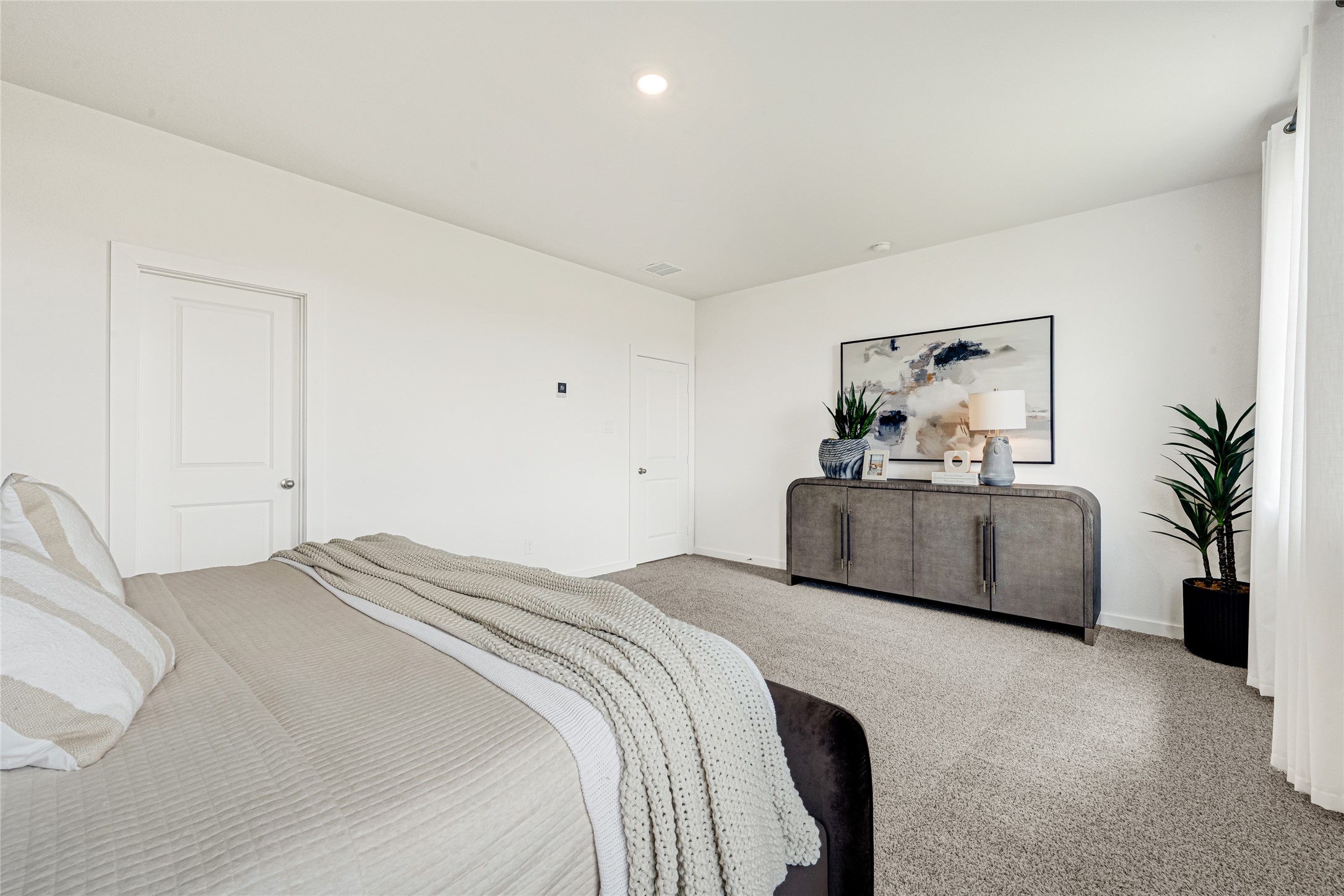 6204 Brookhaven Street Rosenberg, TX 77469 - Photo 28 of 33 a bedroom with a bed and a potted plant