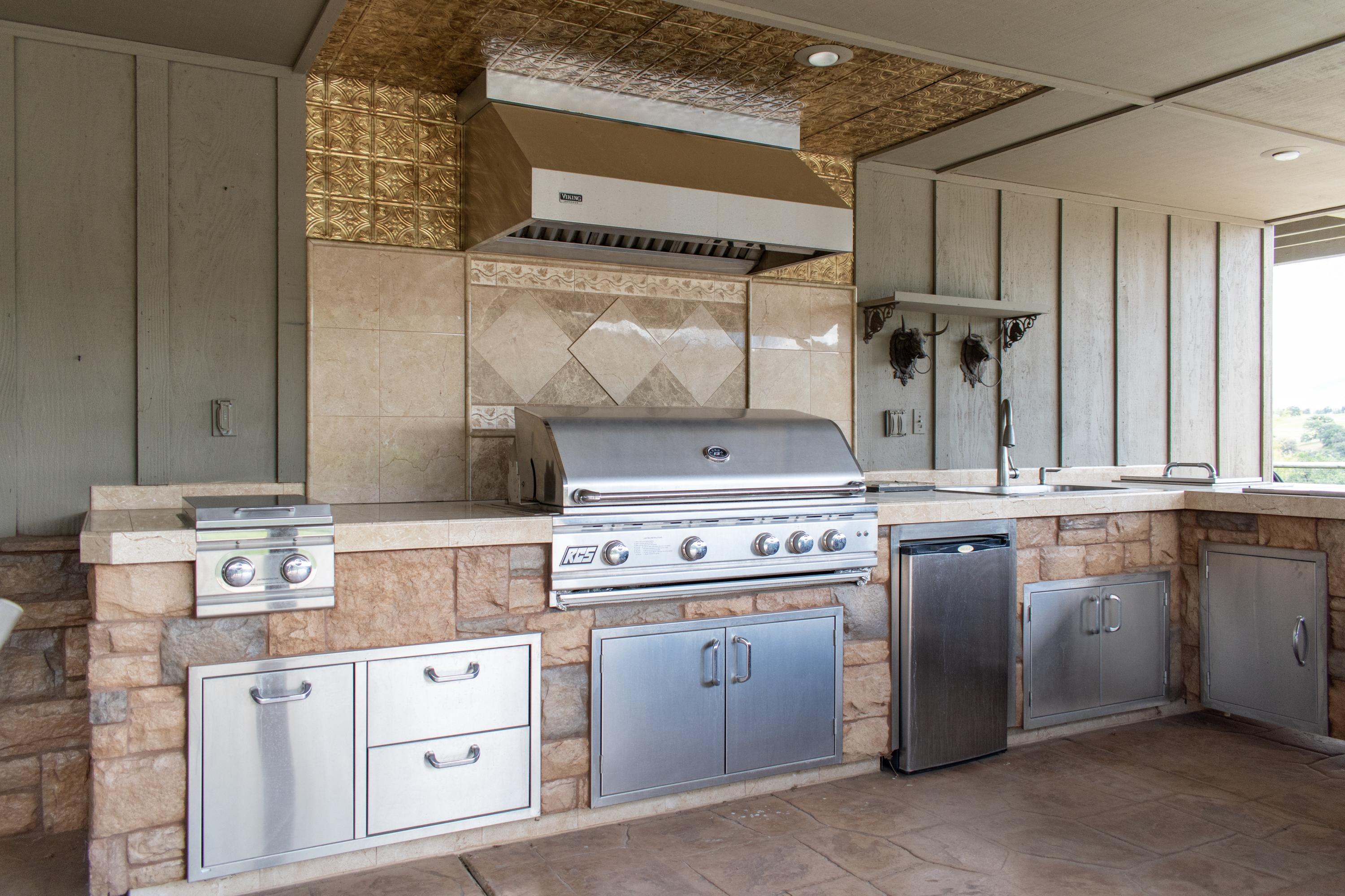 21175 Ridgeway Drive Tehachapi, CA 93561 - Photo 12 of 45 a kitchen with a stove and cabinets