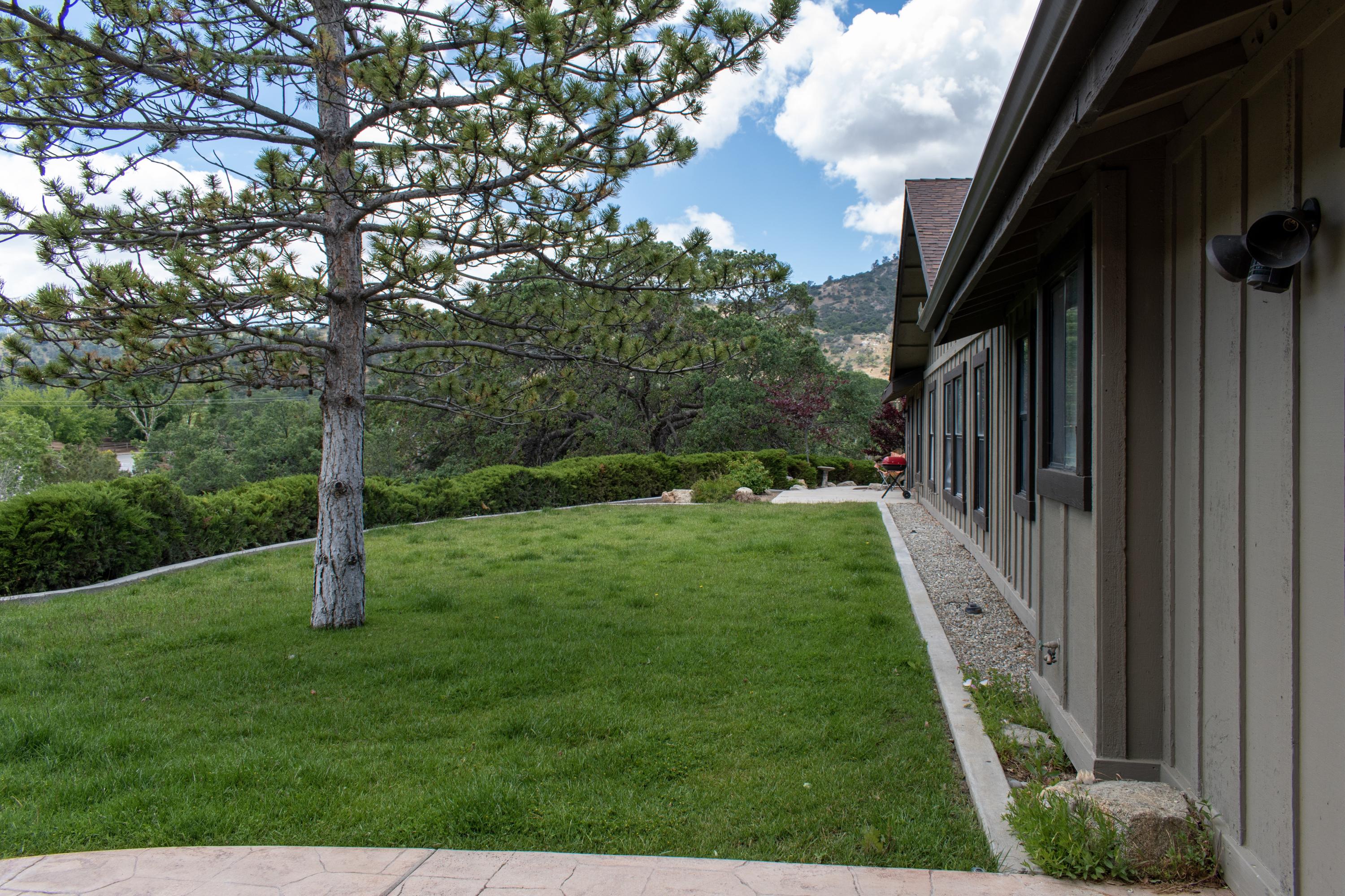 21175 Ridgeway Drive Tehachapi, CA 93561 - Photo 14 of 45 a view of outdoor space and yard