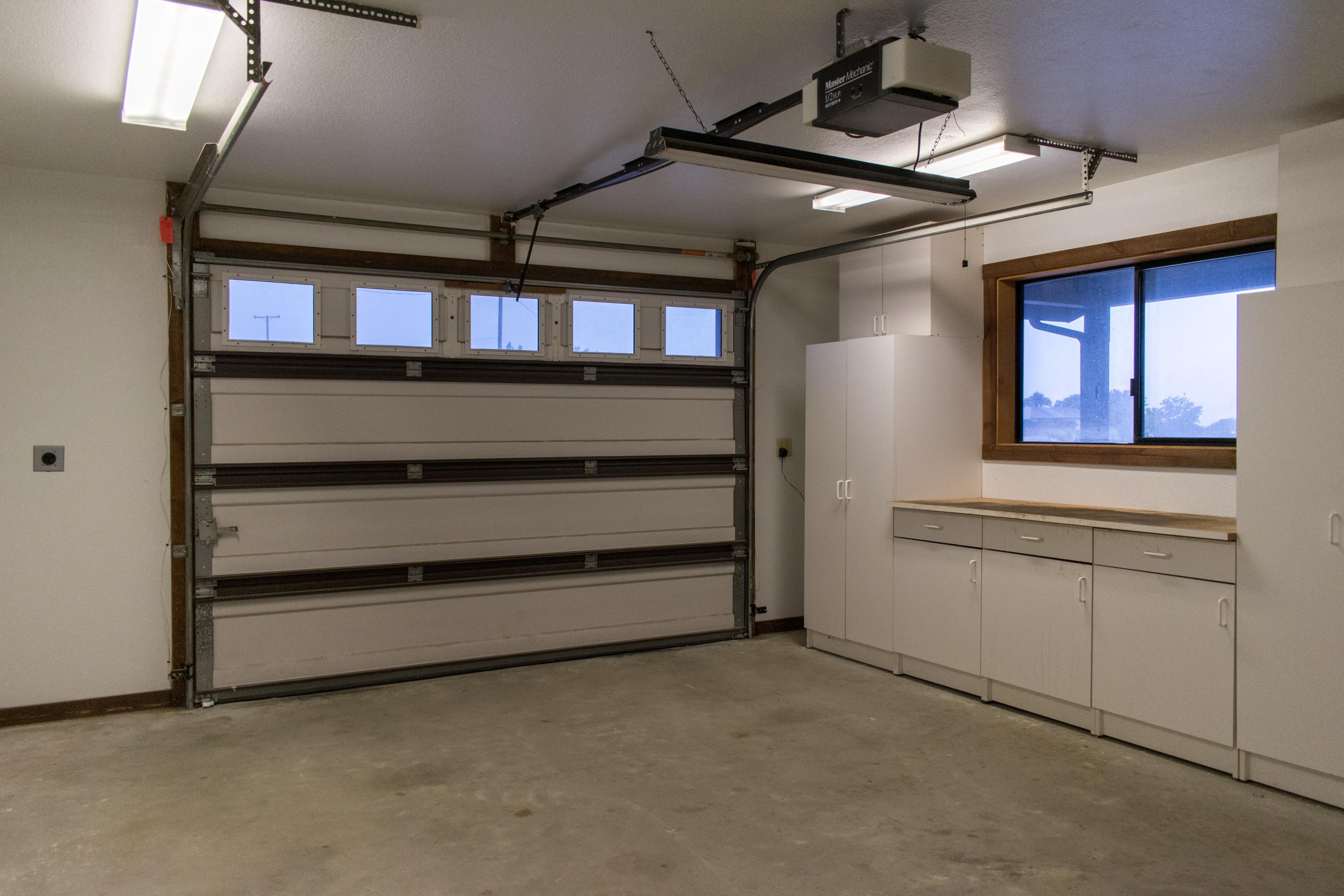 21175 Ridgeway Drive Tehachapi, CA 93561 - Photo 37 of 45 a view of an empty room and window