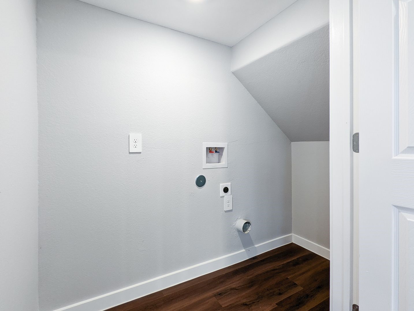 6811 Glass Street, Unit B Houston, TX 77016 - Photo 9 of 17 a view of small space with wooden floor