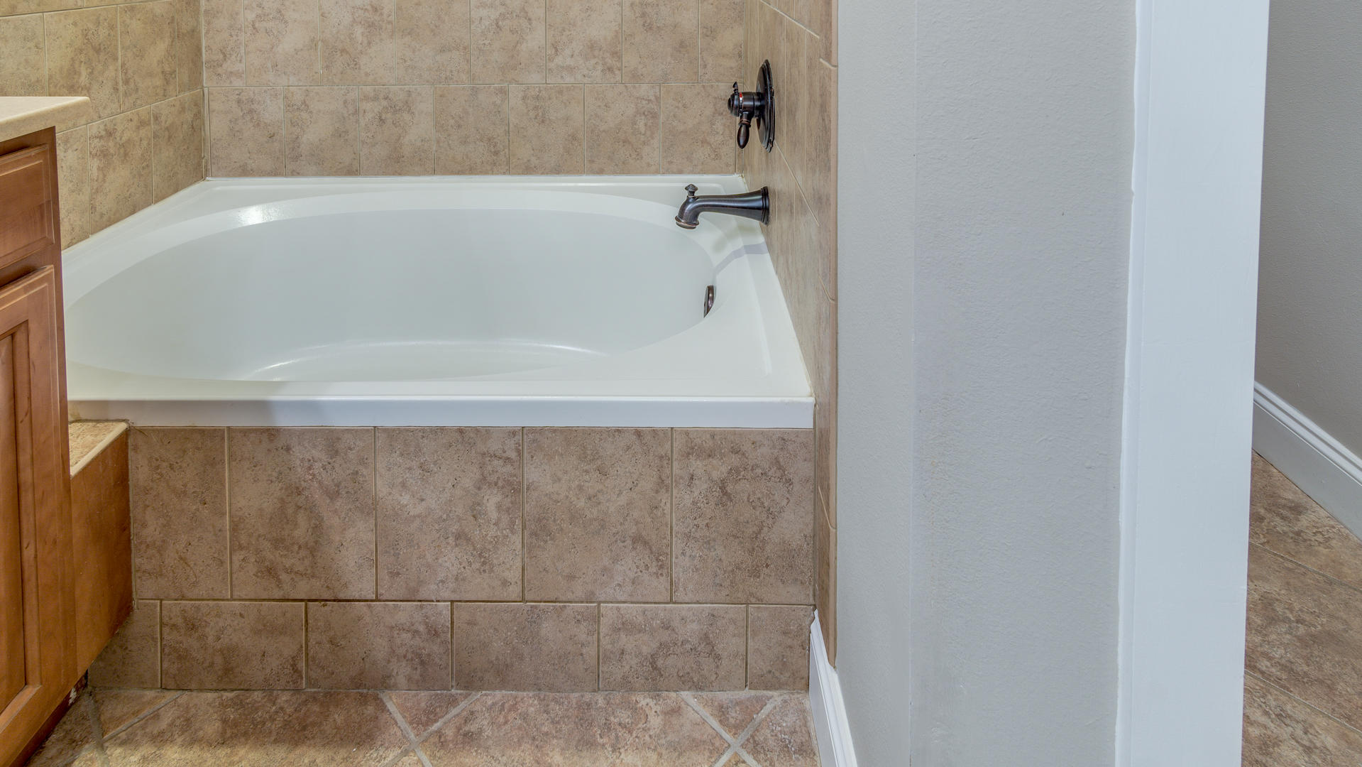 691 Mallet Bayou Road Freeport, FL 32439 - Photo 35 of 49 a bathroom with a bathtub