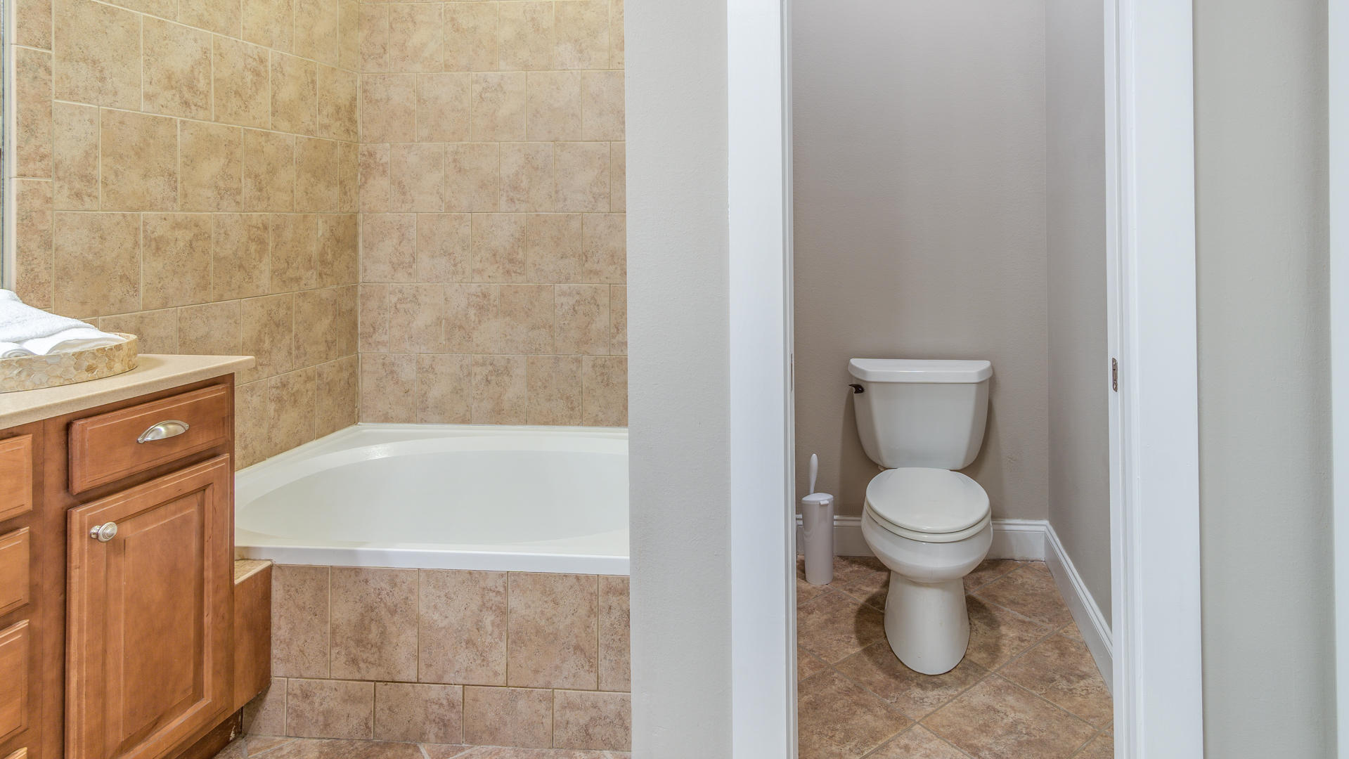 691 Mallet Bayou Road Freeport, FL 32439 - Photo 36 of 49 a bathroom with a toilet and a bathtub