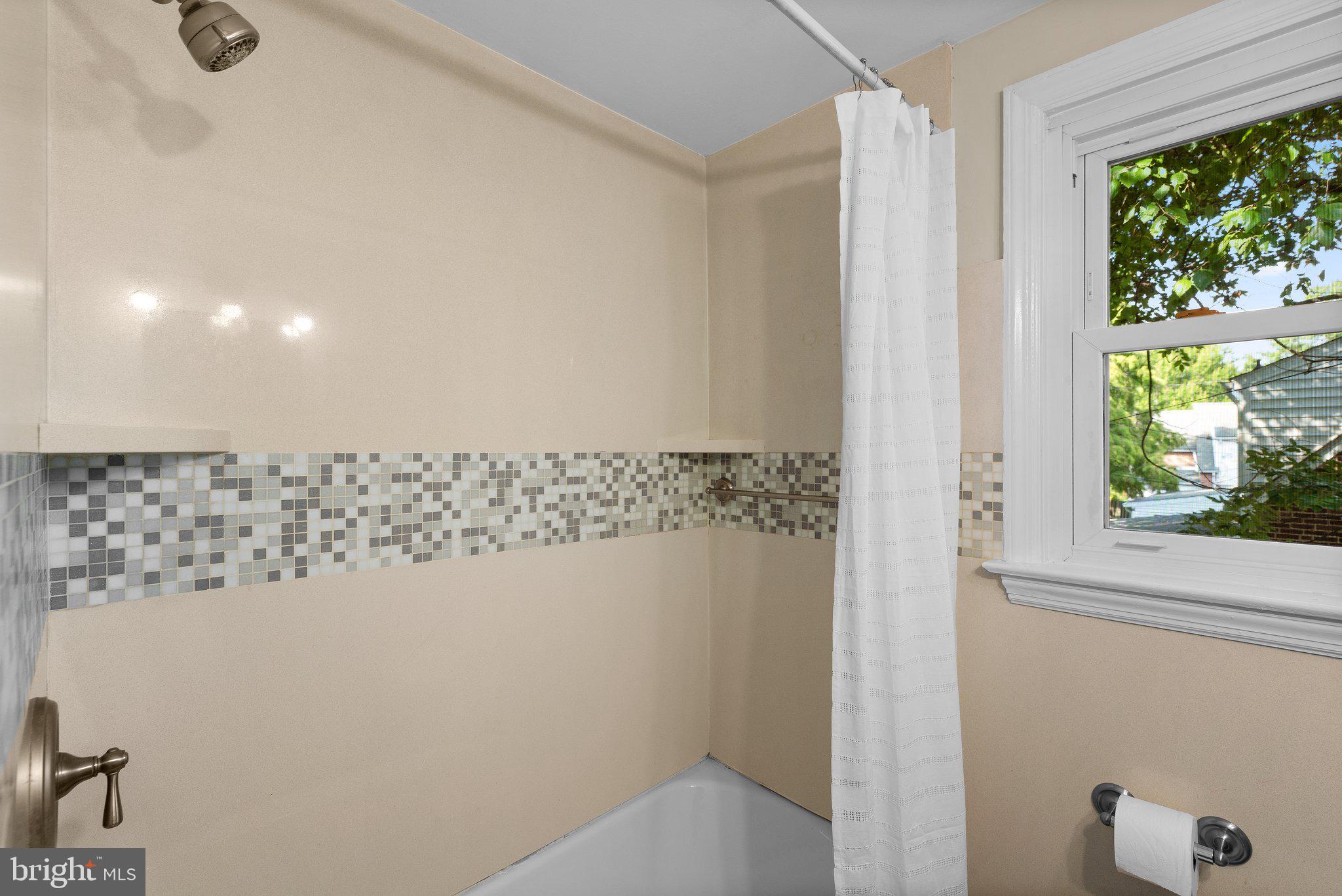 10 Tanglewood Road Catonsville, MD 21228 - Photo 25 of 48 Easily maintained tub surround