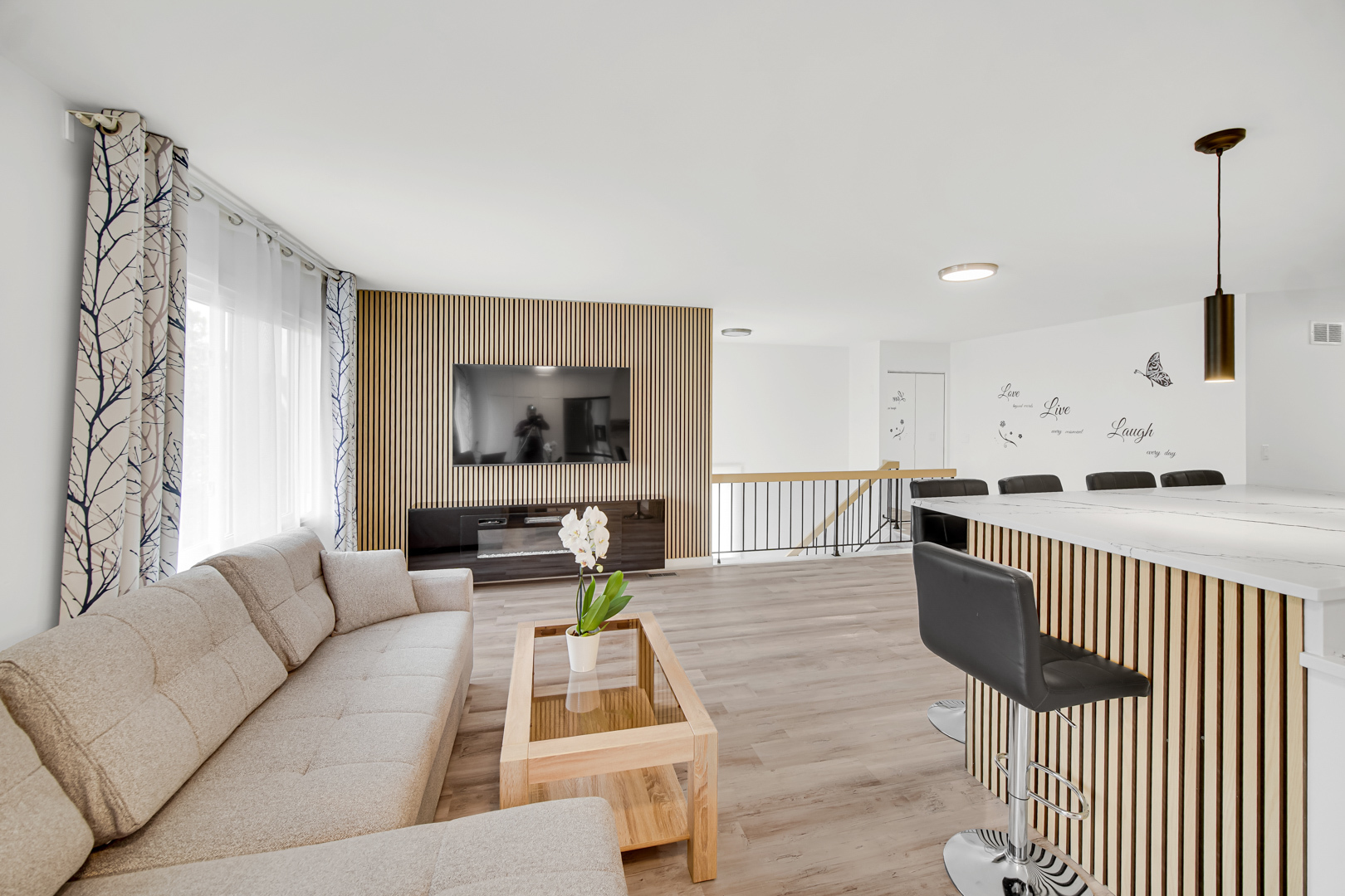 1485 Chippewa Trail Wheeling, IL 60090 - Photo 2 of 16 a living room with furniture and a flat screen tv