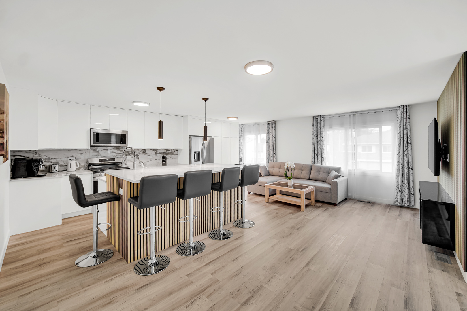 1485 Chippewa Trail Wheeling, IL 60090 - Photo 3 of 16 a living room with furniture and a wooden floor