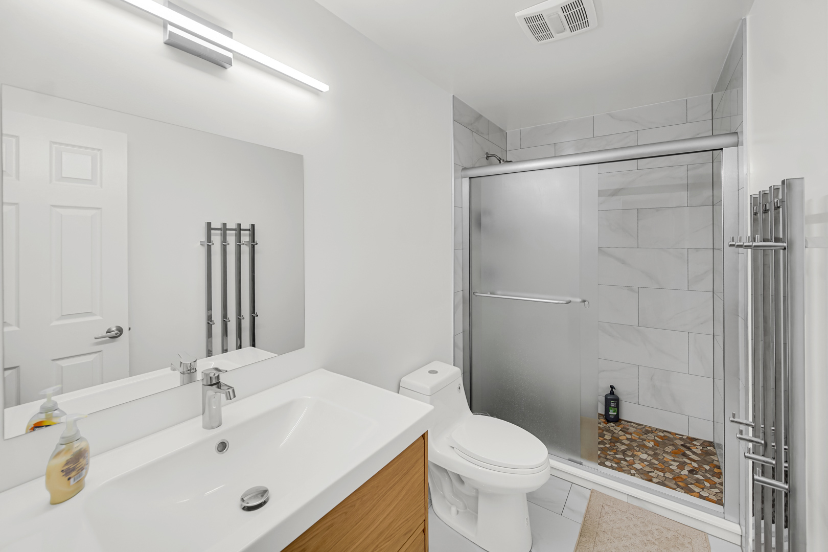 1485 Chippewa Trail Wheeling, IL 60090 - Photo 6 of 16 a bathroom with a sink toilet and shower