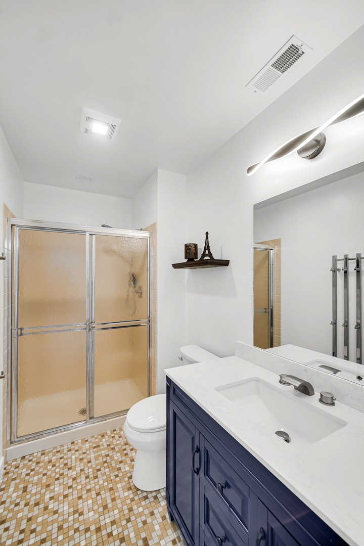 1485 Chippewa Trail Wheeling, IL 60090 - Photo 7 of 16 a bathroom with a sink toilet and shower