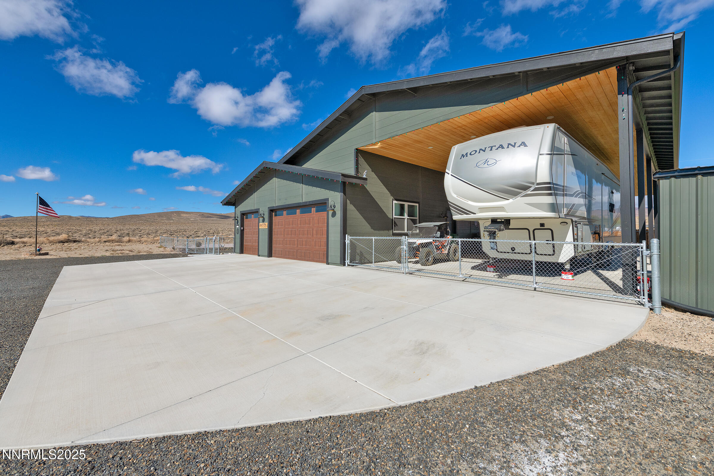 3900 Hackberry Street Silver Springs, NV 89429 - Photo 4 of 30 a large building with a large window