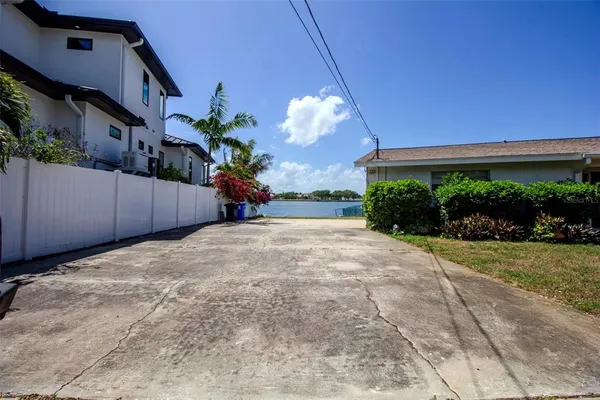 a view of a backyard