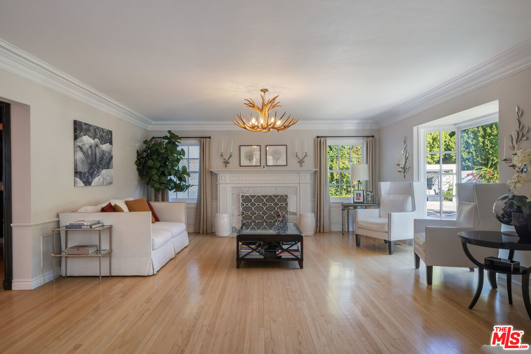 17503 Rancho Street Encino, CA 91316 - Photo 5 of 31