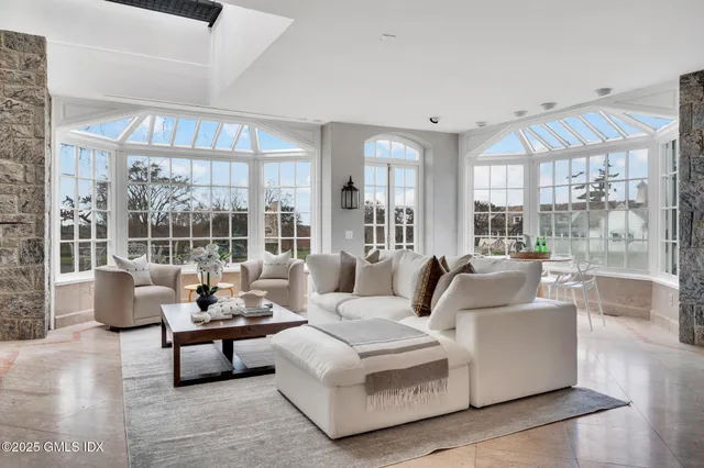 a view of livingroom with furniture