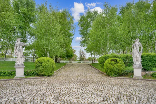 a view of a green field with lots of green space