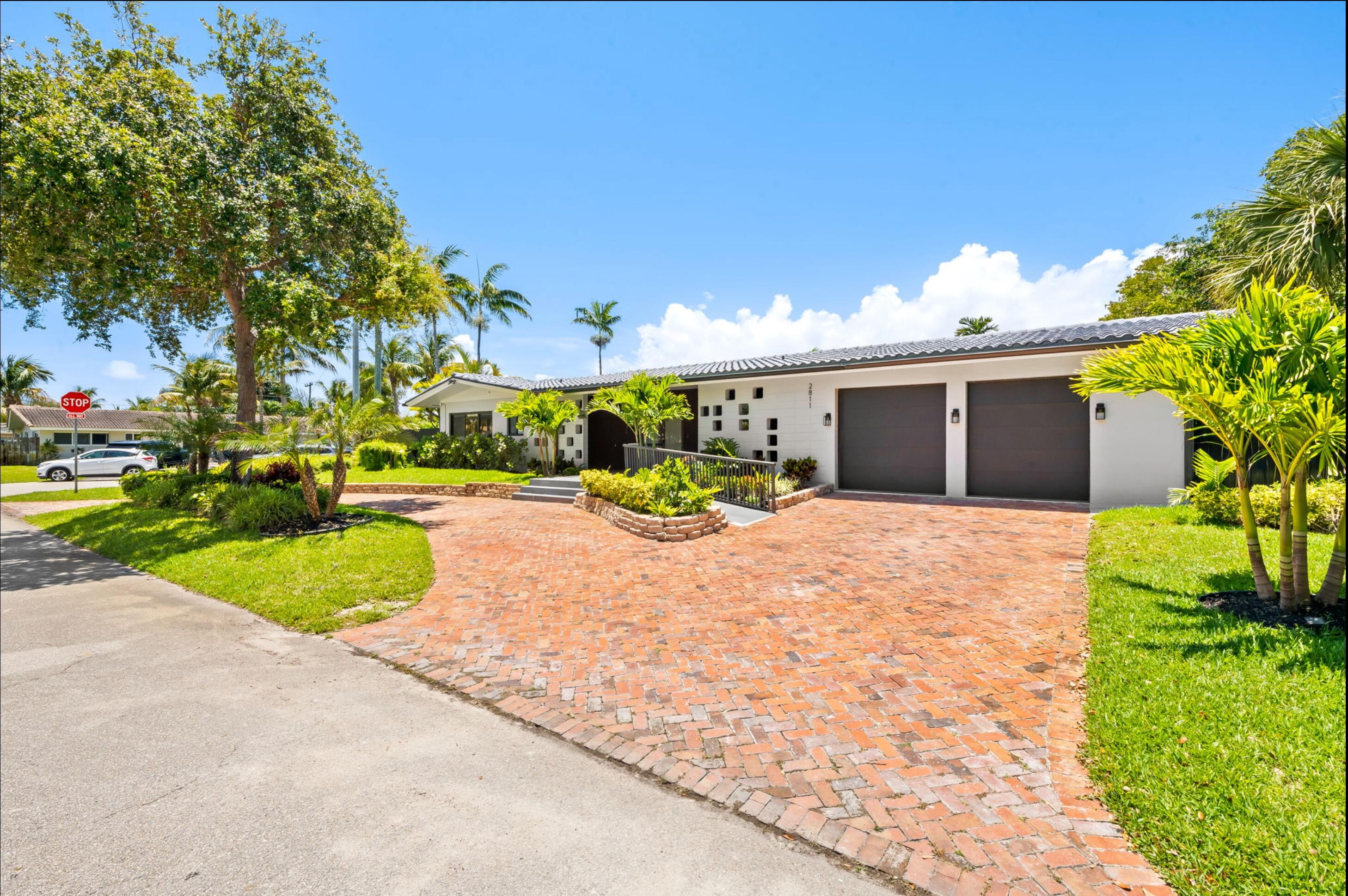 2811 Northeast 53rd Court Lighthouse Point, FL 33064 - Photo 2 of 31 Right Front View