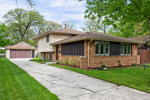 $321,000 | 15040 Kenton Avenue, Midlothian, IL 60445