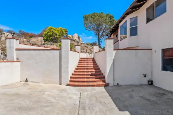 a view of entryway with a front door