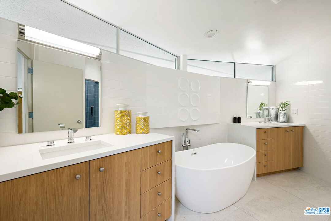 1350 Ladera Circle Palm Springs, CA 92262 - Photo 40 of 54 a bathroom with a tub sink and mirror