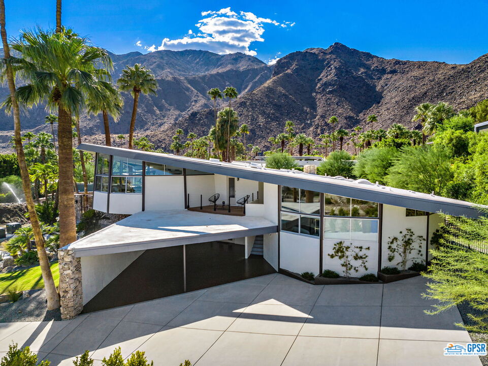 1350 Ladera Circle Palm Springs, CA 92262 - Photo 5 of 54 a balcony with table and chairs