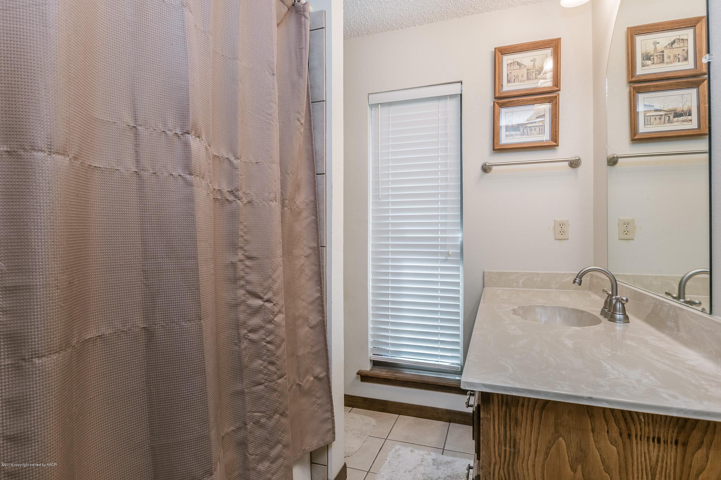 5455 Ranch View Drive Amarillo, TX 79124 - Photo 20 of 29 021_Hall Bathroom