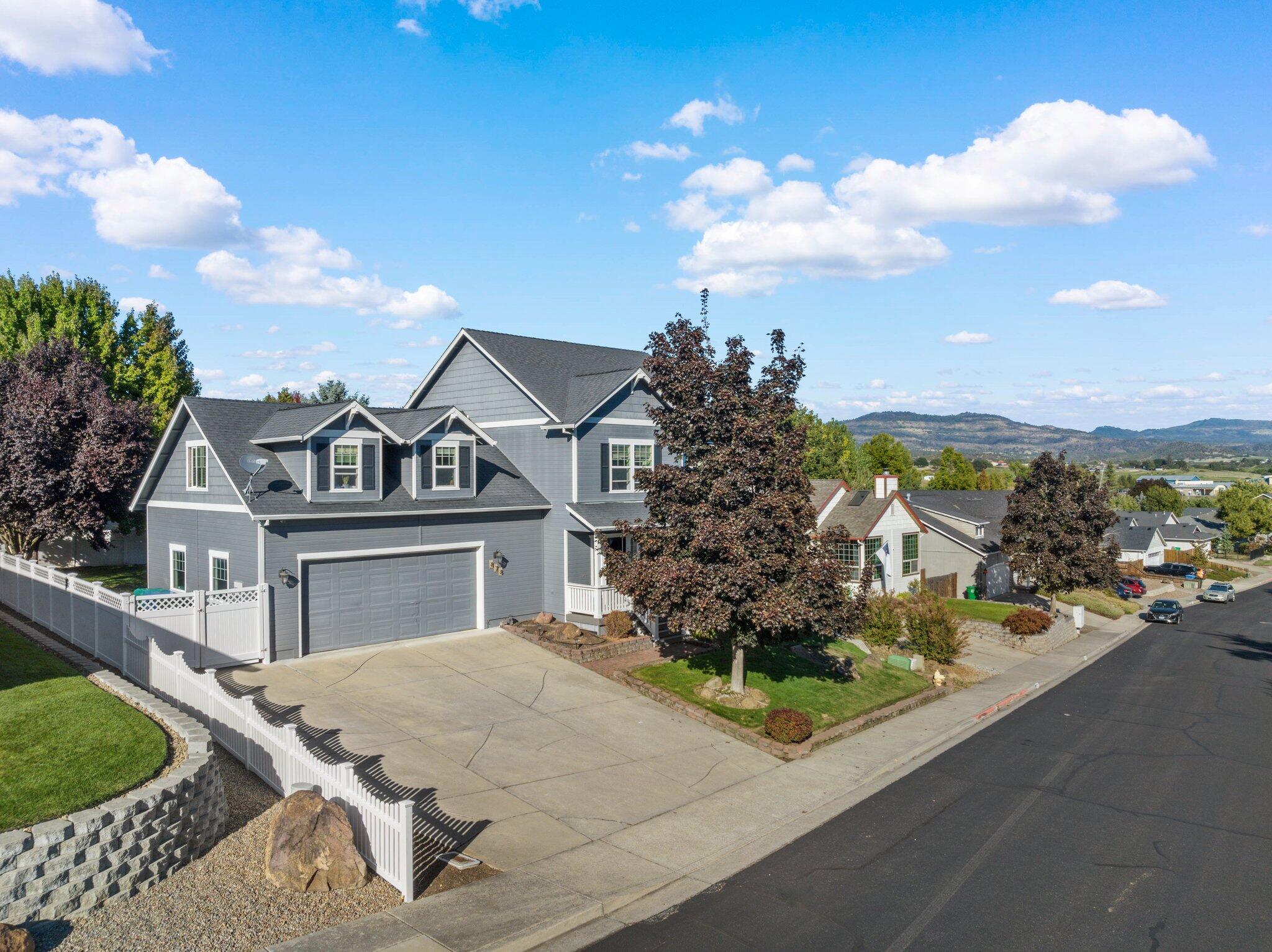 878 Ridgeview Drive Eagle Point, OR 97524 - Photo 31 of 39