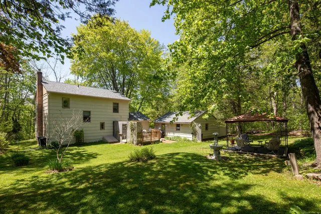a view of a house with backyard