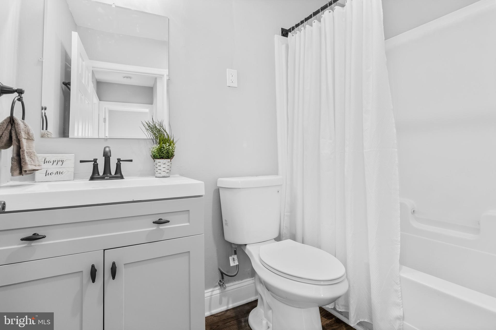 20 Mac Knight Drive Pine Hill, NJ 08021 - Photo 27 of 48 Main level Guest Bathroom tub & shower