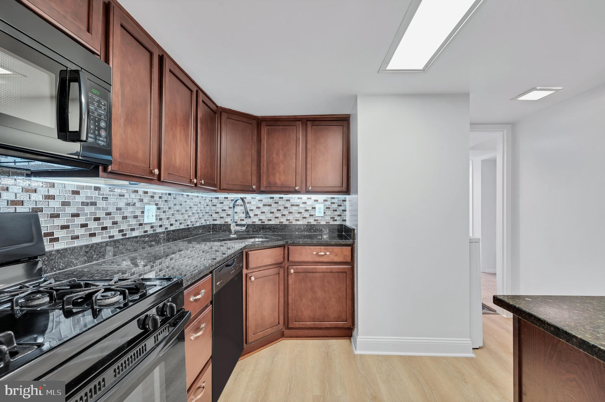 1531 Northgate Square, Unit 11B Reston, VA 20190 - Photo 5 of 25 Kitchen