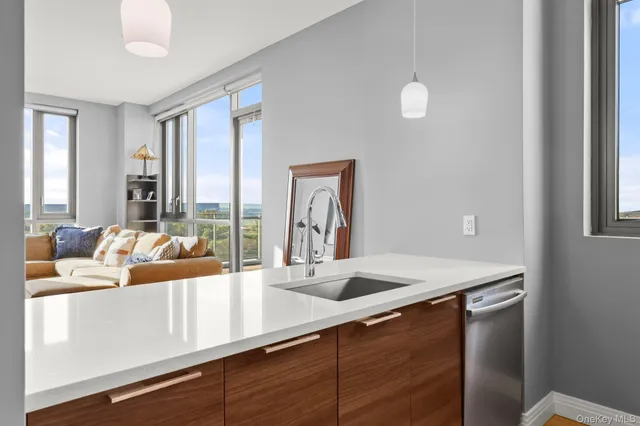 $695,000 | 701 Ridge Hill Boulevard, Unit PHF, Yonkers, NY 10710