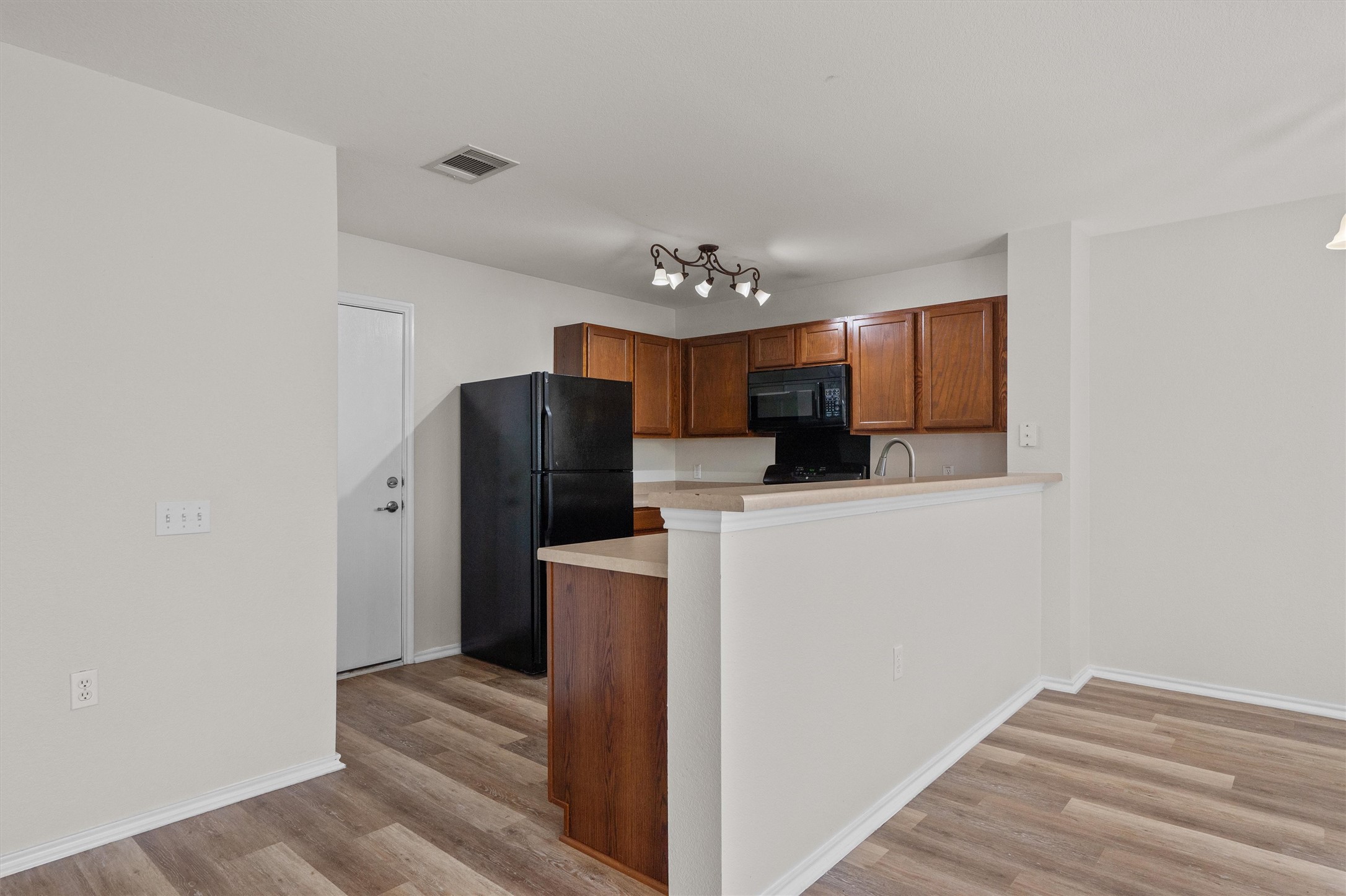 5825 Silver Screen Drive Austin, TX 78747 - Photo 10 of 40 Functional kitchen with ample cabinetry and a convenient breakfast bar for casual dining.
