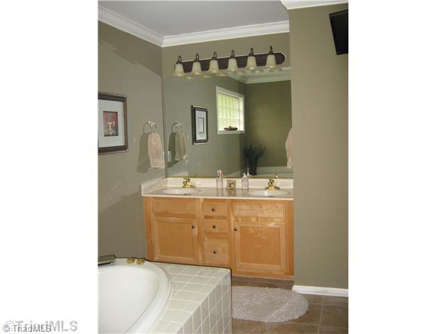 6380 Armsburg Road Clemmons, NC 27012 - Photo 8 of 16 Master Bath/Spa.