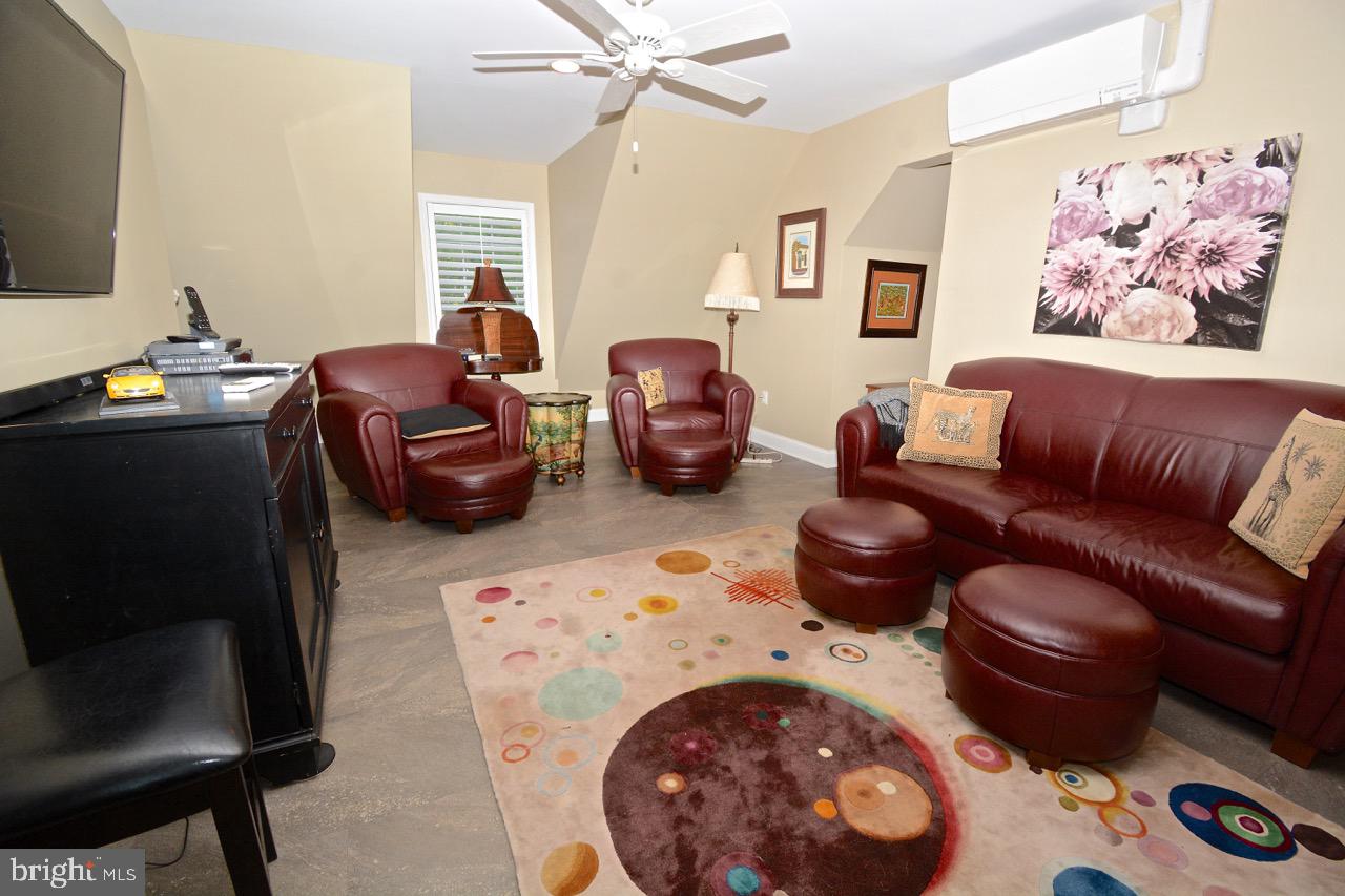 1669 Town Point Road Cambridge, MD 21613 - Photo 56 of 59 Apartment Living Room