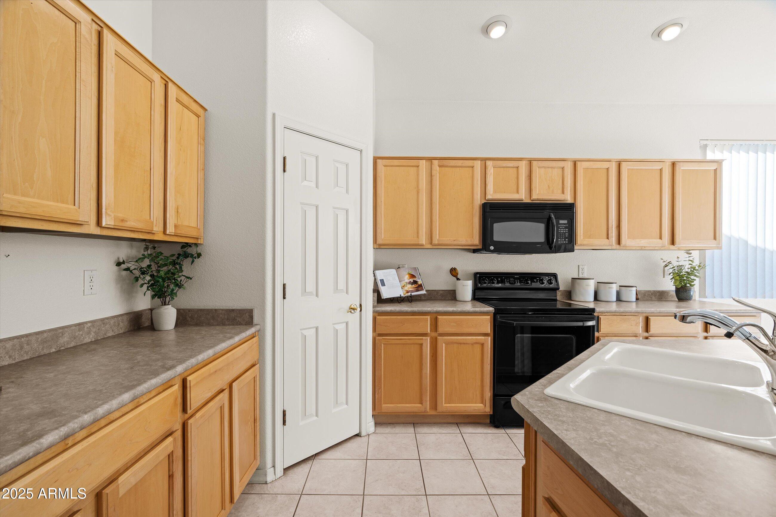 4294 East Walnut Road Gilbert, AZ 85298 - Photo 8 of 39 Kitchen