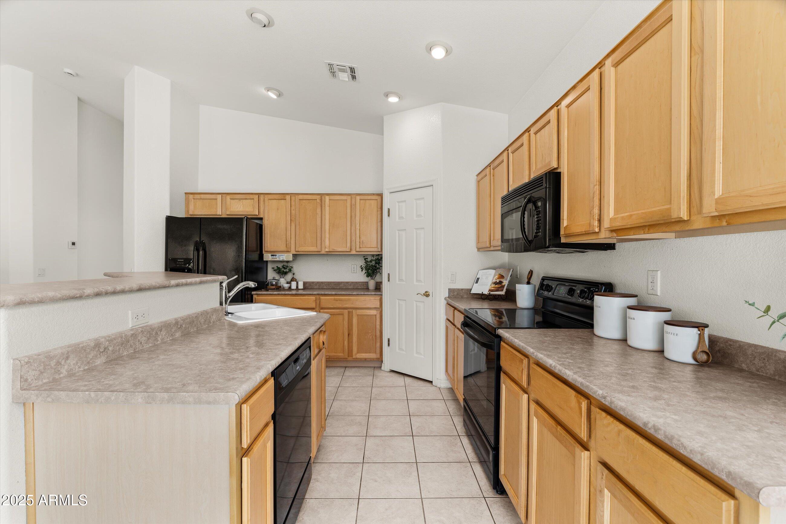 4294 East Walnut Road Gilbert, AZ 85298 - Photo 10 of 39 Kitchen