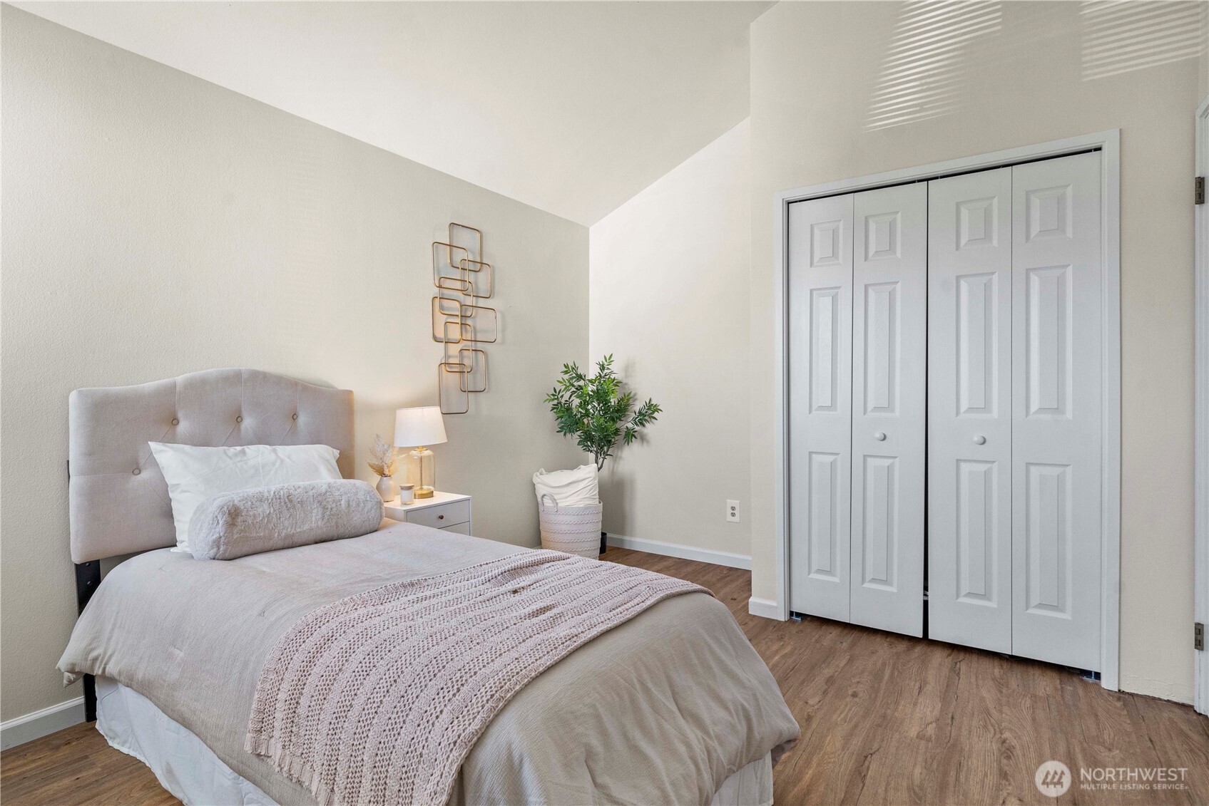 31611 37th Avenue Southwest Federal Way, WA 98023 - Photo 20 of 34 a bedroom with a bed and a potted plant