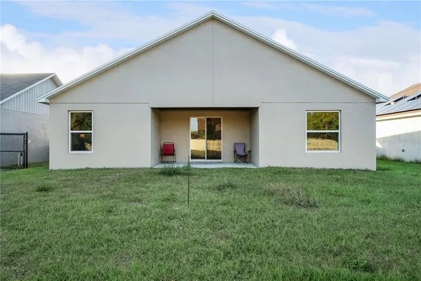 a view of a house with backyard