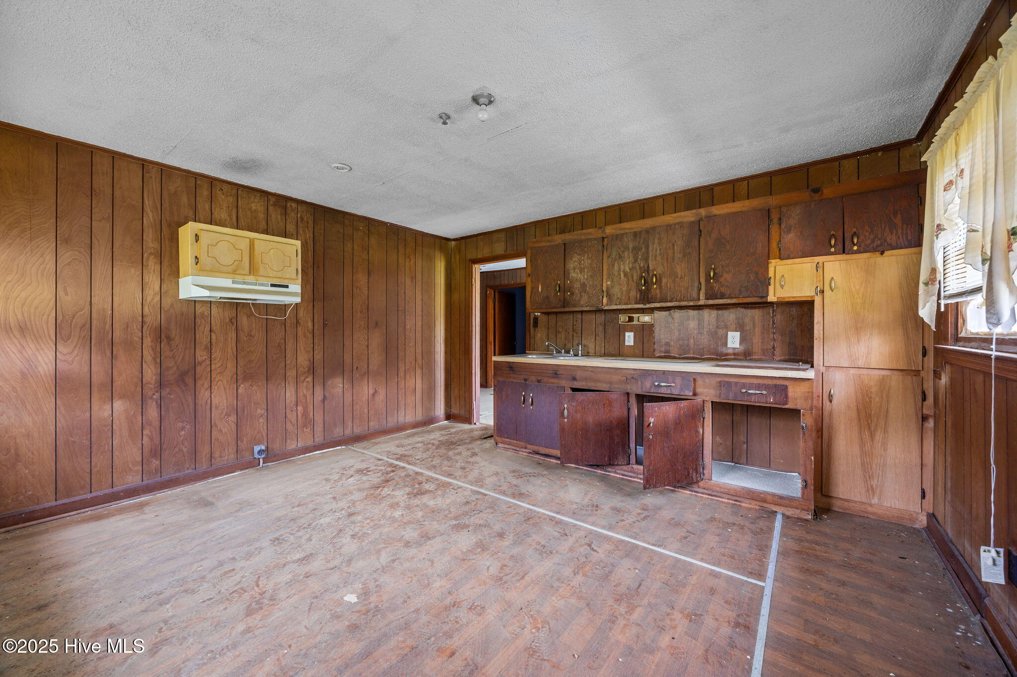 1814 Hickory Grove Road Williamston, NC 27892 - Photo 23 of 55 1836 Interior