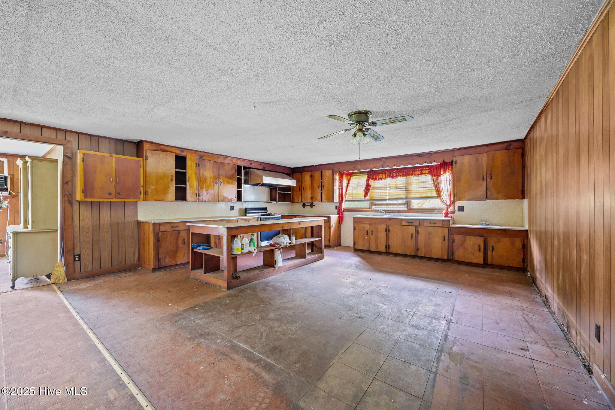 1814 Hickory Grove Road Williamston, NC 27892 - Photo 29 of 55 1836 Interior