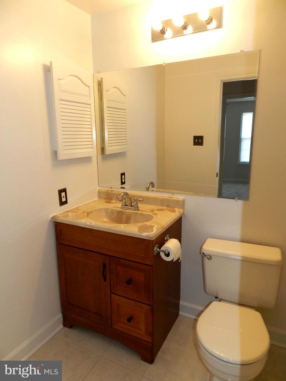 932 Pointer Ridge Drive Gaithersburg, MD 20878 - Photo 23 of 29 a bathroom with a toilet a sink and mirror