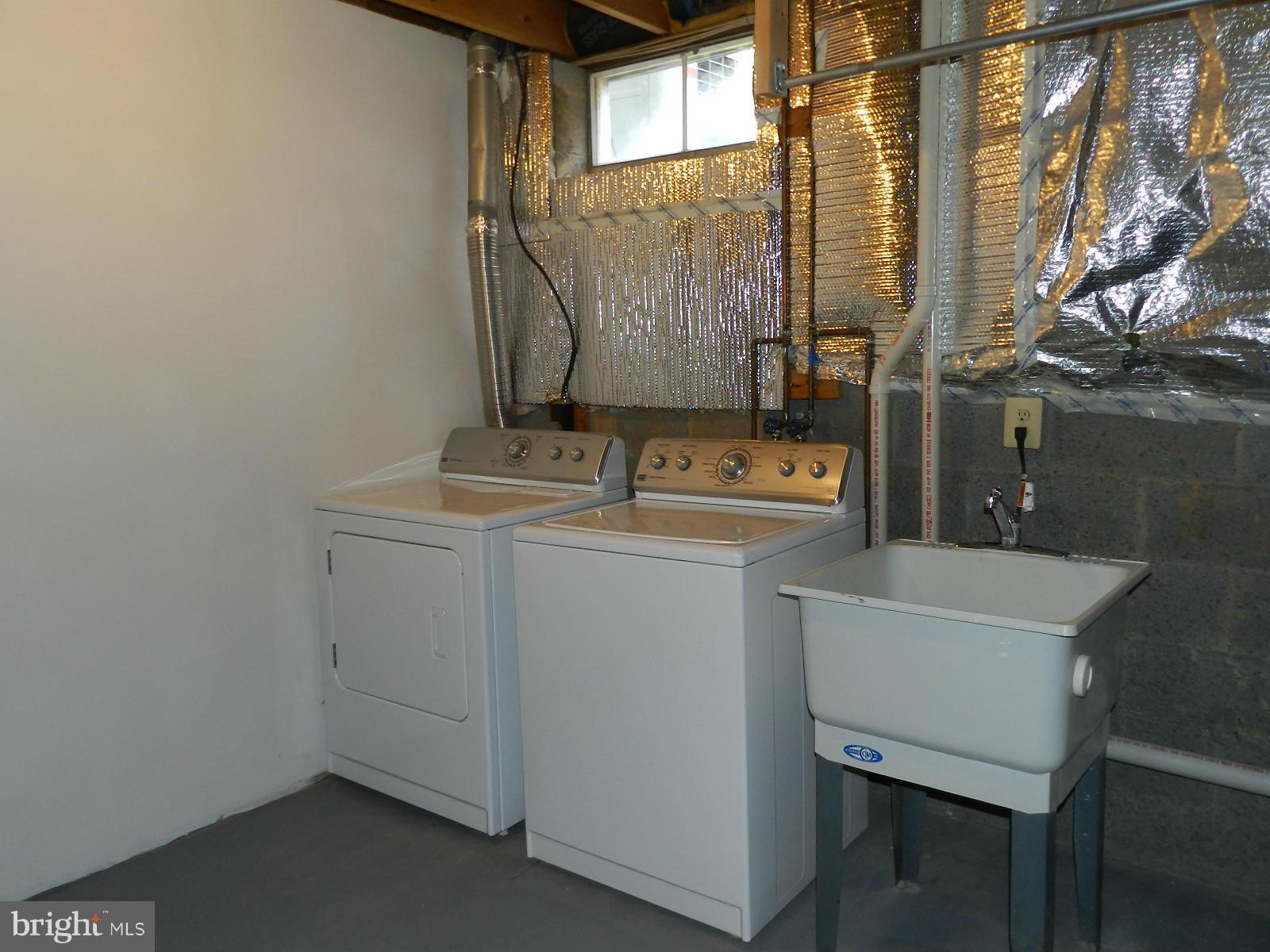 932 Pointer Ridge Drive Gaithersburg, MD 20878 - Photo 29 of 29 a utility room with dryer and washer
