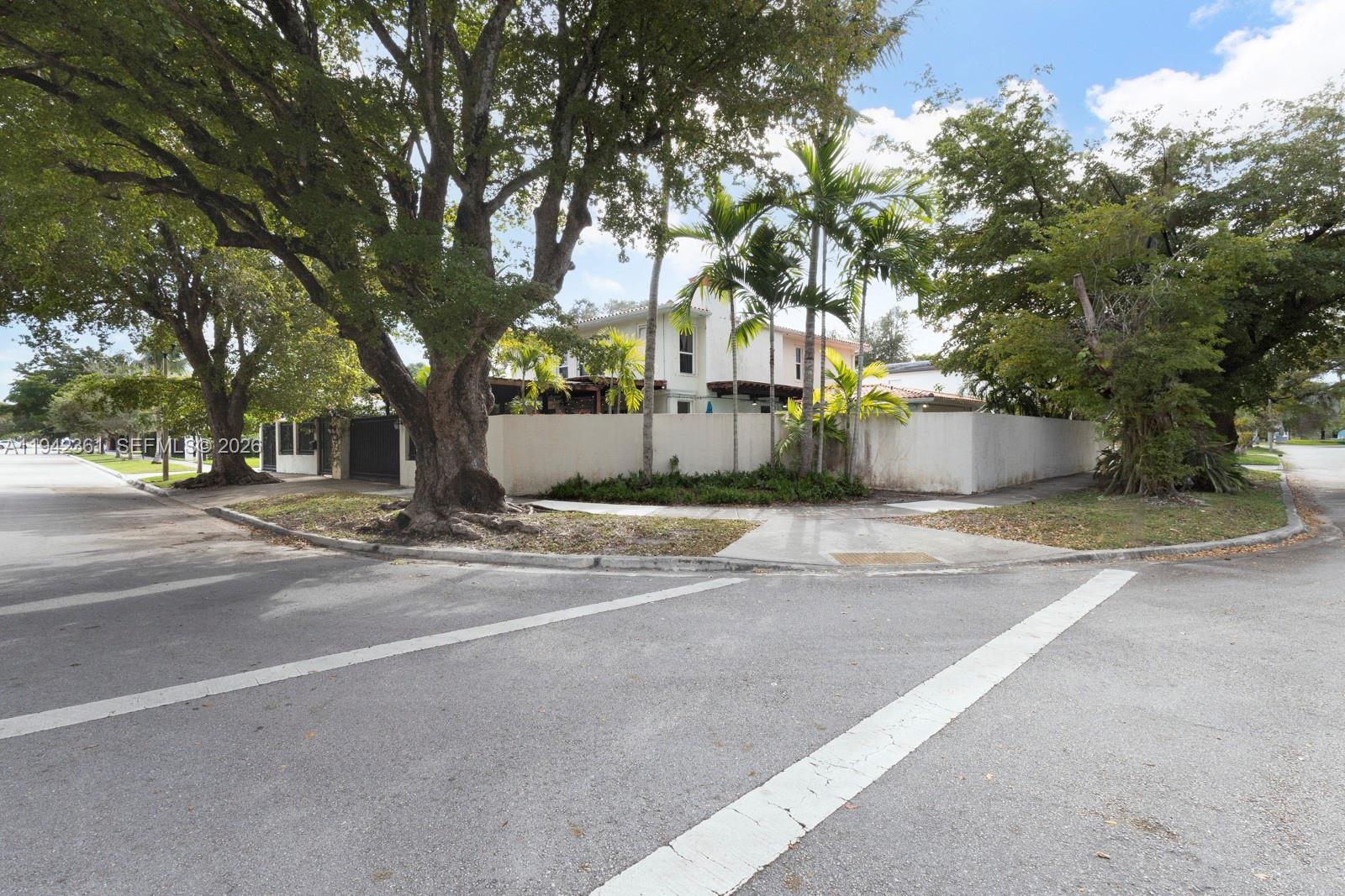 360 Southwest 28th Road Miami, FL 33129 - Photo 6 of 36