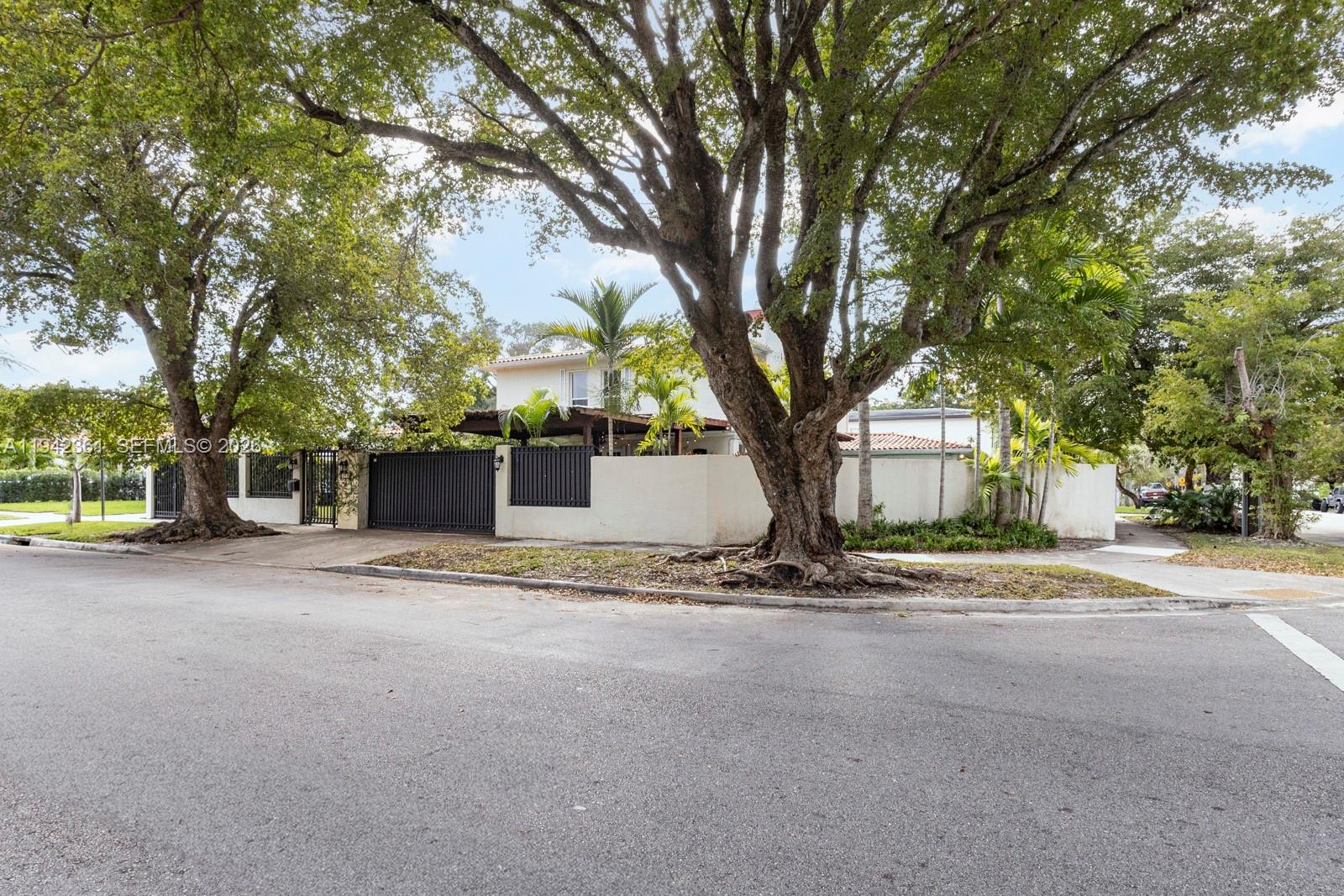 360 Southwest 28th Road Miami, FL 33129 - Photo 7 of 36