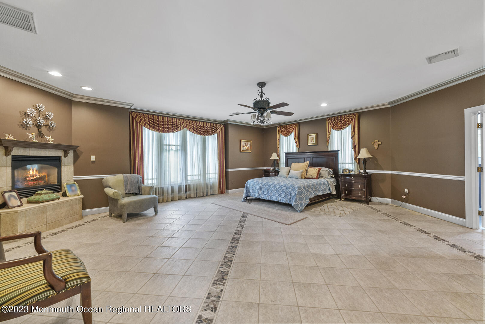 8 Applegate Terrace Manalapan, NJ 07726 - Photo 24 of 36 a living room with furniture and a chandelier