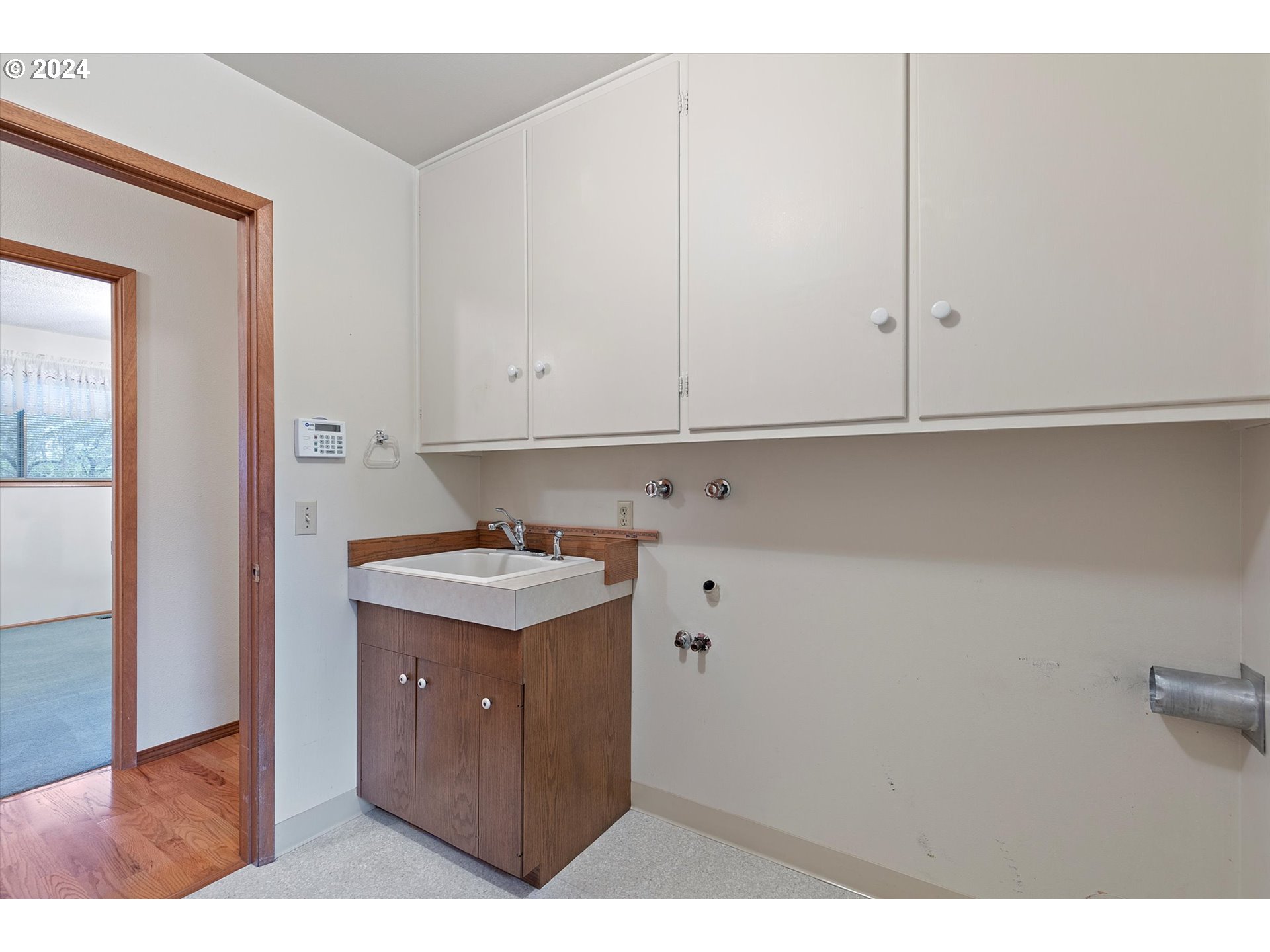10470 Southwest View Terrace Portland, OR 97224 - Photo 27 of 45 Laundry