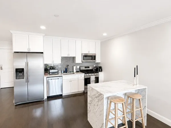 $3,400 | 728 East Broadway, Unit 205, Boston, MA 02127