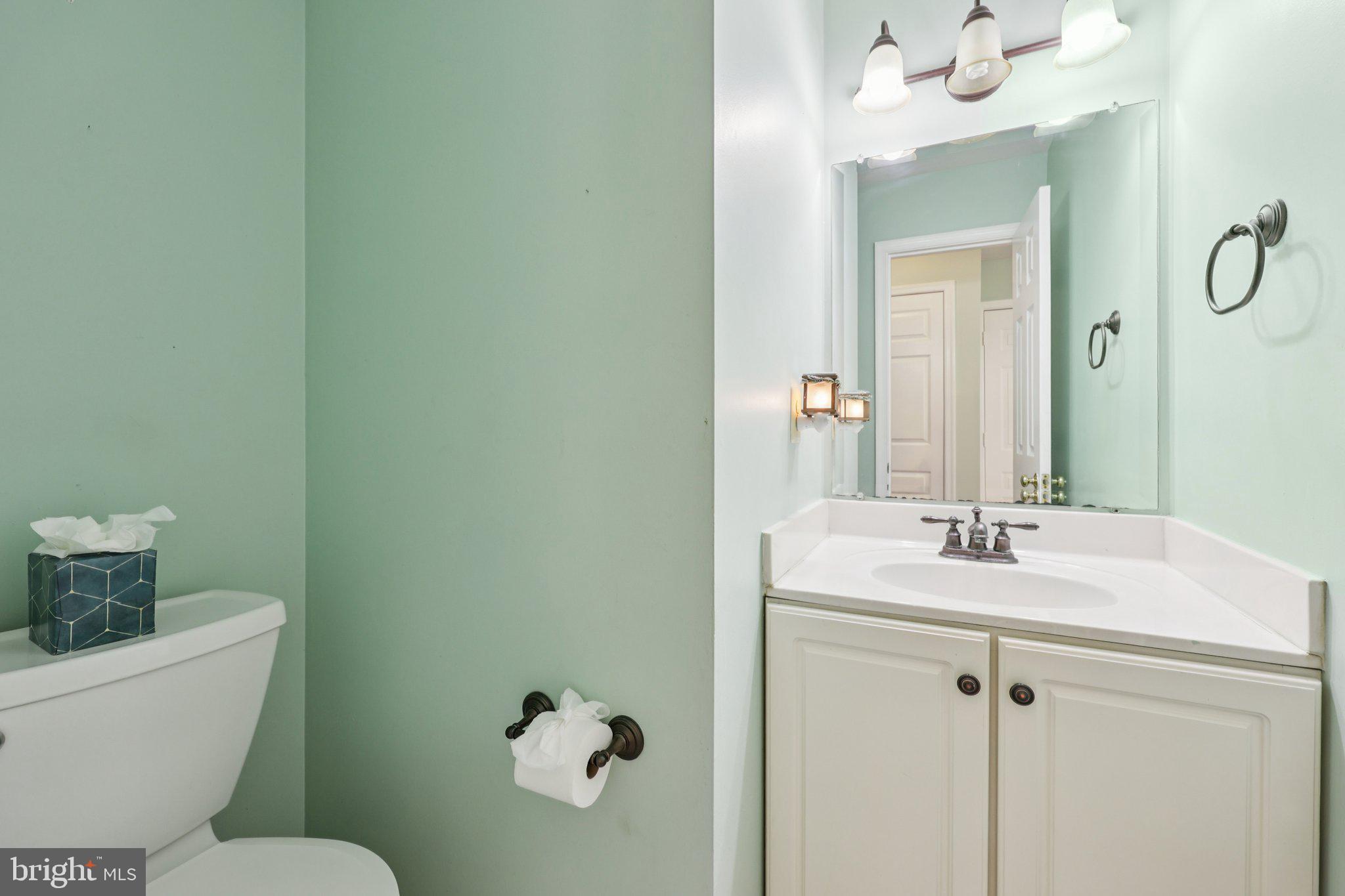 10457 Pineview Road Manassas, VA 20111 - Photo 14 of 55 a bathroom with a sink mirror and toilet